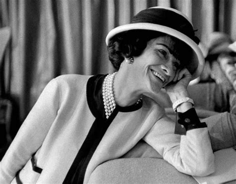 foulard femme chanel|Gabrielle Chanel: Une Biographie, vie personnelle, des photos.